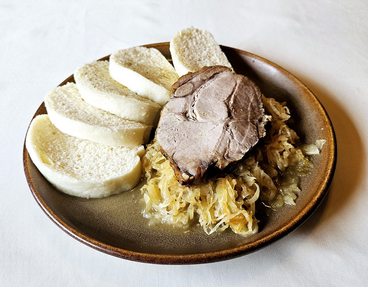 Pečené mäso, kapusta, knedľa
