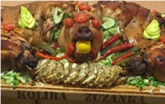 1.Pečené prasiatko 15kg, zeleninová obloha